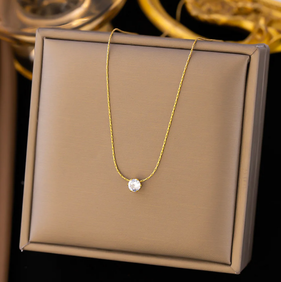 Ceraline – Shiny collar with radiant accent