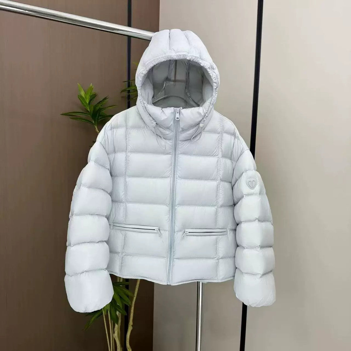 Women’s cropped thermal quilted jacket with hood and zippered pockets