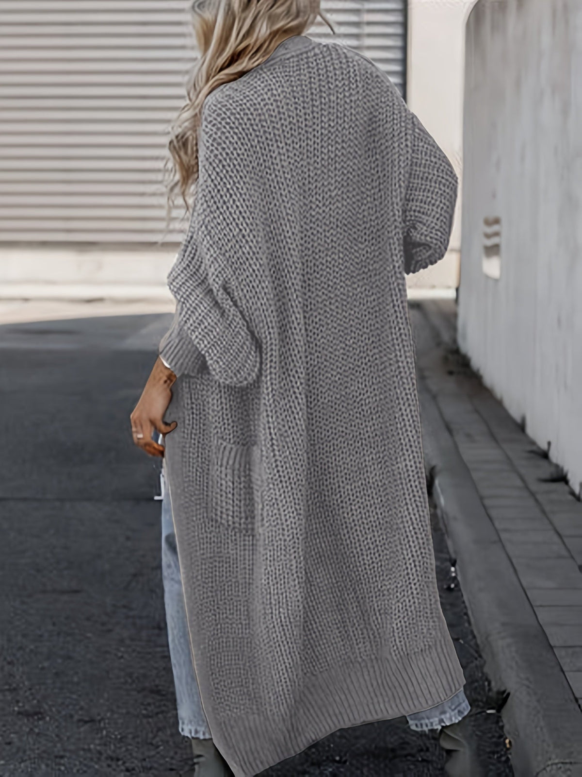 Women’s maxi cardigan with long sleeves and pockets